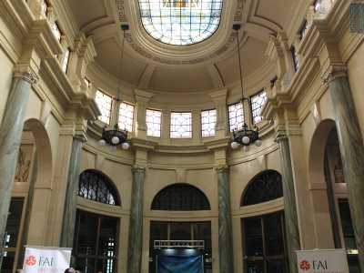 Di fronte a noi si aprono tre alte serliane che danno accesso al cosiddetto �Salone del pubblico�. Accediamo nell�ambiente, che ci colpisce per la sua impostazione: a dispetto degli sportelli e bench� non vi siano croci o santi, pare quasi di trovarsi in un basilica a tre navate con tanto di abside